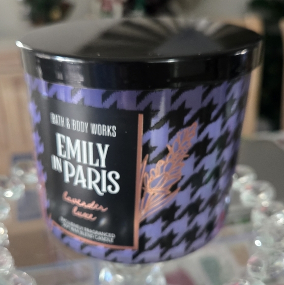 Bath & Body Works Emily in Paris Lavender Luxe Candle - Picture 4 of 7